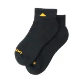 Medias cortas tipo ankle de color negro, con suela acolchada y diseño acanalado en el arco y empeine. Presentan el logo de la marca en amarillo en la puntera y un pequeño triángulo amarillo en la parte superior.