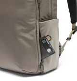 Mochila urbana Columbia de diseño cuadrado, color beige, con compartimento acolchado externo para laptop de hasta 13 pulgadas, bolsillos con cierre y tecnología Omni-Shield que repele la humedad y manchas.
