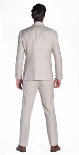 Ambo de tres piezas compuesto por saco, pantalón y chaleco. El saco y el pantalón son de color beige, mientras que el chaleco presenta un diseño estampado en tonos azul oscuro. Incluye camisa clara y moño a juego.