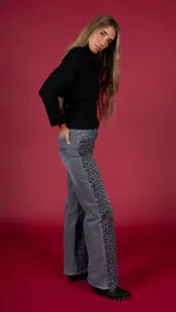 Pantalón de jean celeste con estampado animal print en negro.