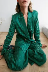 Blazer verde con patrón al tono, corte cruzado y cuatro botones de perla con detalles dorados.