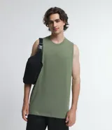 Musculosa básica para hombre de corte recto y cuello redondo, confeccionada en tejido de algodón. Presenta un diseño liso con un pequeño tag decorativo en el bajo.