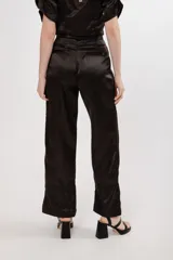 Pantalón negro de seda con tiro alto, corte recto, pinzas en la pretina y tajos en el ruedo.