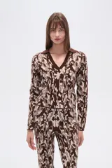 Cárdigan de poliéster con estampado abstracto en tonos marrones y beige, cuello camisero y mangas largas.
