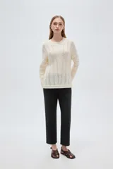 Sweater de tejido acanalado color blanco, con cuello redondo y diseño holgado de manga larga.