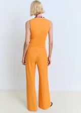 Pantalón de corte recto y tiro medio, confeccionado en tejido mezcla de algodón, poliamida y lino. Presenta cintura con elástico para mayor comodidad y diseño largo.