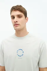 Remera de manga corta color salmón, con cuello redondo y corte regular. Presenta un estampado circular en relieve en el pecho con la frase 'It's gonna be a good day' y el logo de la marca Brooksfield.