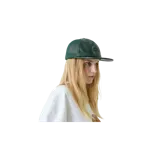 Gorra trucker verde oscuro con frente y visera de cuero sintético, paneles traseros de red y bordado frontal con diseño heráldico.