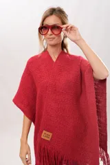 Ruana tejida artesanalmente en telar manual, color rojo, con hilado mecha de lana merino y acrílico.