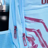 Mochila Umbro modelo Bloop color celeste con estampado geométrico y logotipo de la marca en tono bordó. Cuenta con bolsillo lateral de red y cierre con cremallera.
