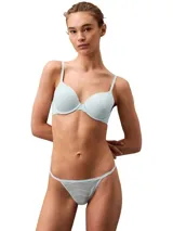 Colaless de diseño minimalista confeccionado en una combinación de microfibra y encaje con textura ondulada. Presenta tiras laterales delgadas y elásticas que ofrecen un ajuste cómodo y sofisticado.