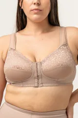 Soutien reductor color piel, sin aro, con breteles anchos acolchados regulables y cierre frontal. Confeccionado en puntilla elastizada y lycra reforzada.