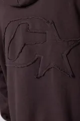 Buzo canguro de corte oversize en color gris con efecto lavado desgastado. Presenta diseño con recortes horizontales, capucha amplia y puños acanalados con etiqueta de marca en la manga.