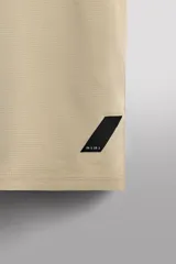 Camiseta de entrenamiento de ajuste regular, color verde oliva, confeccionada en tejido técnico ligero y elástico con estructura. Presenta cuello redondo, manga corta y costuras planas.