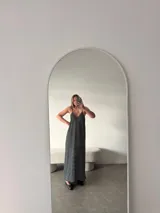 Vestido largo de jersey, color negro con rayas horizontales blancas, corte recto y tirantes finos.