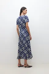 Vestido midi cruzado con estampado a cuadros en azul marino y blanco, con mangas cortas y escote en V.