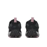 Championes de trekking Merrell modelo Accentor 4 WP para mujer, color negro con detalles en rosado y gris, impermeables, con capellada de ante y malla.