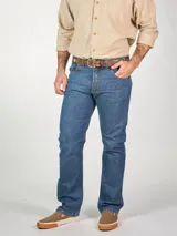 Pantalón de jean de corte recto, color azul medio, con cinco bolsillos y presillas para cinturón.