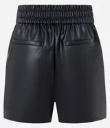 Short corto color marrón oscuro, confeccionado en poliuretano (PU) con textura que imita el cuero. Presenta cintura elástica en la parte trasera, lazo delantero para ajustar y recortes decorativos.