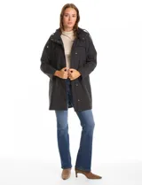 Gabardina impermeable de corte evasé en color azul. Presenta cierre frontal oculto con botones a presión, cuello alto, capucha fija y bolsillos laterales con cierre. Incluye forro interno.