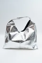 Bolso tipo hobo de diseño minimalista en color plateado metalizado, con acabado texturizado y asa integrada.