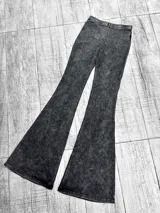 Calza de jean elastizado color gris oscuro con efecto lavado y corte oxford.