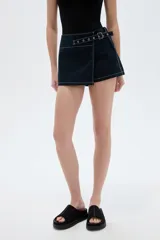 Short de gabardina azul oscuro, de calce medio y diseño al cuerpo con pespuntes en contraste y detalle de cinturón integrado con hebilla metálica.