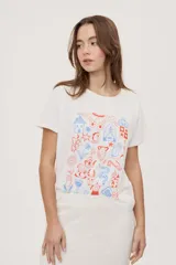Remera de manga corta y cuello redondo color blanco, con estampa frontal multicolor de ilustraciones de estilo gráfico.