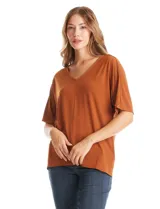 Blusa de silueta fluida con escote en V, manga japonesa corta y costura central vertical en el frente. Confeccionada en tejido de punto con acabado mate, presenta un diseño con largo asimétrico, siendo más larga en la espalda.