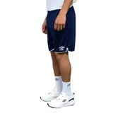 Short deportivo Umbro color azul marino con detalles en blanco en el ruedo y logo de la marca estampado en la pierna izquierda.