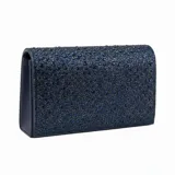 Cartera de fiesta tipo sobre en color azul marino, completamente cubierta de pedrería brillante. Cuenta con una estructura rígida y un diseño elegante ideal para eventos nocturnos.