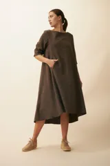 Vestido midi acampanado de lana fina sin teñir, con cuello bote, mangas tres cuartos con tajo y bolsillos laterales. Diseño forrado con vuelo y movimiento.