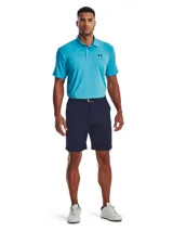 Bermuda azul marino Under Armour Drive Short, confeccionada en tejido de sarga elástico con tecnología repelente al agua. Presenta diseño de frente plano con cuatro bolsillos y cintura elástica con agarre interno.