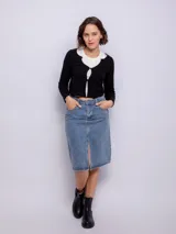 Cárdigan negro de punto con escote en pico y cierre frontal con dos botones.