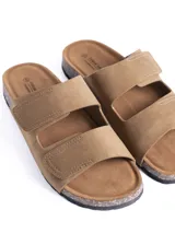 Sandalia de dos tiras con cierre de velcro, confeccionada en material símil cuero color gris. Cuenta con plantilla anatómica con base de corcho y suela de goma negra.