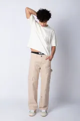 Remera de corte boxy y holgado, confeccionada en algodón pesado, con cuello redondo y diseño liso.