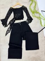 Blusa de encaje negro con diseño de hombros descubiertos, mangas largas acampanadas y detalle de lazo ajustable en la cintura.