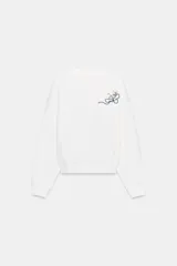 Sudadera de algodón con cuello redondo y manga larga. Presenta un diseño minimalista en color blanco con un delicado bordado de un lazo con flores en el pecho.