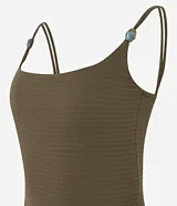 Body femenino ajustado, sin mangas, color verde oliva, con escote cuadrado y breteles finos dobles adornados con piezas decorativas. El tejido es texturizado.