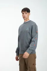 Buzo gris melange de corte clásico con cuello redondo y puños y cintura acanalados. Estampa pequeña en el pecho con la frase "Seek Inner Balance".