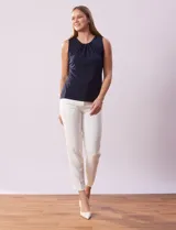 Musculosa negra de poliéster y elastano, con cuello redondo con frunces delanteros y abertura con botón en la espalda.