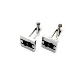 Par de gemelos cuadrados de acero plateado con diseño geométrico negro.