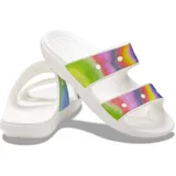 Sandalias Crocs Classic con dos tiras y base blanca. Las tiras tienen un diseño de tinte en aerosol con colores rosa, lila, verde y amarillo.