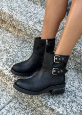 Botas cortas negras de cuero vacuno, con hebillas plateadas, cierre lateral y estribo desmontable.