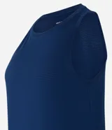 Musculosa deportiva Get Over de microfibra texturizada color marfil, con cuello redondo, tirantes anchos y bajo redondeado.