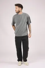 Remera de manga corta, corte oversize, color gris oscuro con efecto lavado o acid wash.