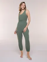 Enterito largo sin mangas de color verde militar, con escote redondo, botones frontales decorativos y cintura elastizada fruncida. Cuenta con bolsillos cargo en los laterales de las piernas y puños elastizados en los tobillos.
