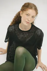 Remerón negro de talle único, con diseño calado y mangas largas.