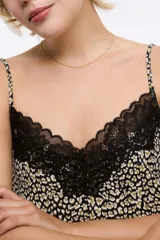 Musculosa de viscosa satinada con estampado animal print en tonos negro, blanco y verde oliva. Presenta tirantes finos regulables y escote en V con detalle de encaje negro.
