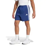 Short deportivo Adidas Chelsea, color azul, con tres franjas blancas verticales en los laterales y logo de Adidas en la pierna derecha. Posee cintura elástica con cordón de ajuste.
